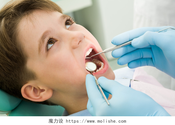医生正在检查小男孩的牙齿愈合的牙齿